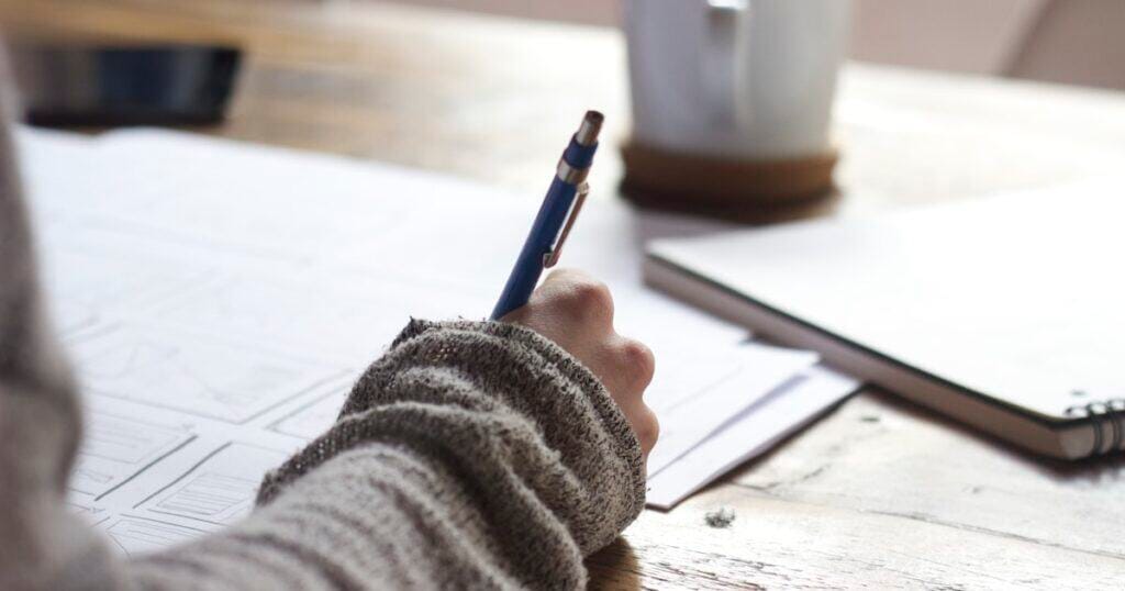 Personne prenant des notes lors d'une session de formation NDRC.
