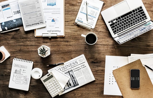 Bureau de travail avec analyse marketing et documents