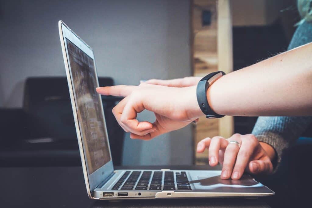 Personne utilisant un ordinateur portable pour une formation NDRC en ligne.