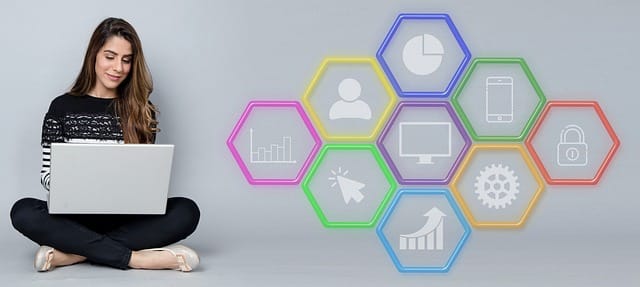 Étudiante utilisant un ordinateur pour formation NDRC en ligne.