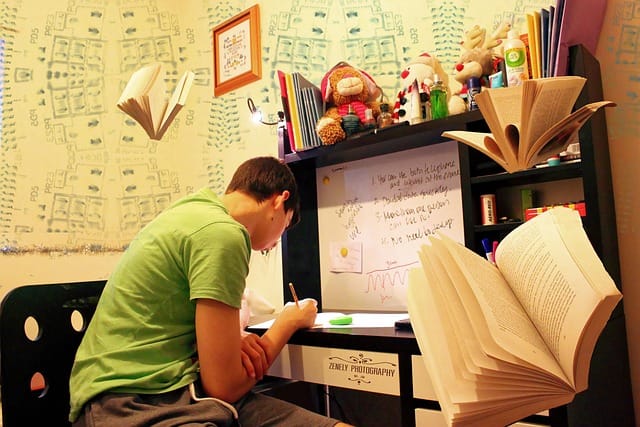 Etudiant en preparation d examen avec livres et notes