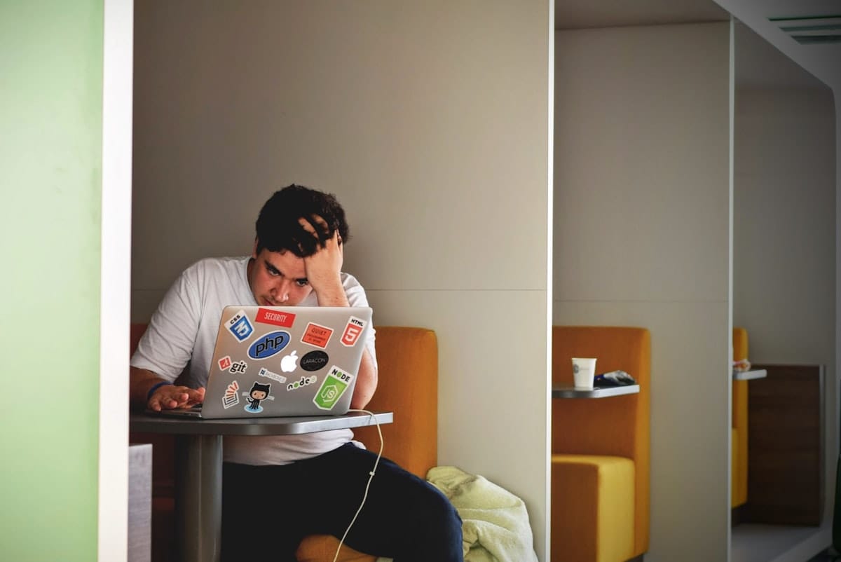 Étudiant stressé face aux erreurs de gestion du temps en examen