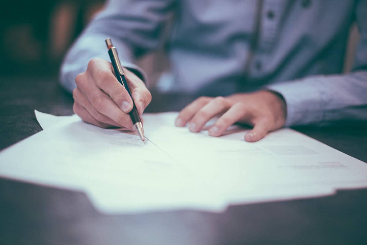 Personne lisant attentivement un document - lecture de sujet d'examen