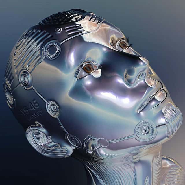 Représentation futuriste d'une tête humaine en métal avec circuits électroniques.