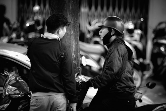 Deux personnes en entretien, l'une écoute pendant que l'autre parle