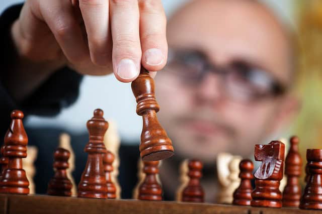 Partie d'échecs en cours, pièces disposées sur le plateau