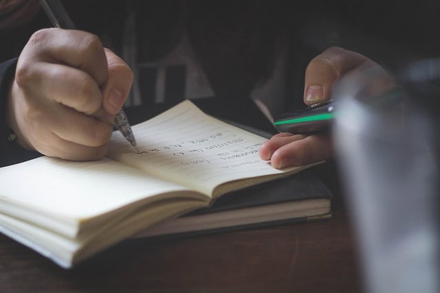 Étudiant prenant des notes lors d'un cours NDRC.