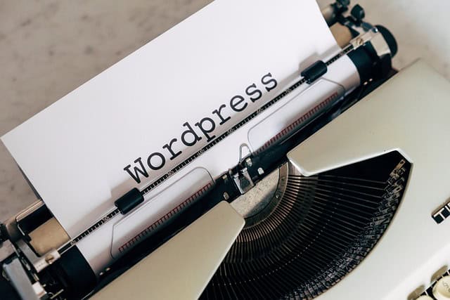 Machine à écrire avec le mot 'WordPress' sur une feuille.