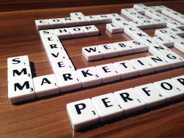 Mots clés liés au marketing numérique et à la création de sites web sur des tuiles de jeu Scrabble.