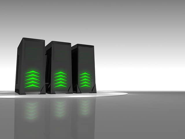 Serveurs informatiques avec lumières vertes dans un centre de données moderne.