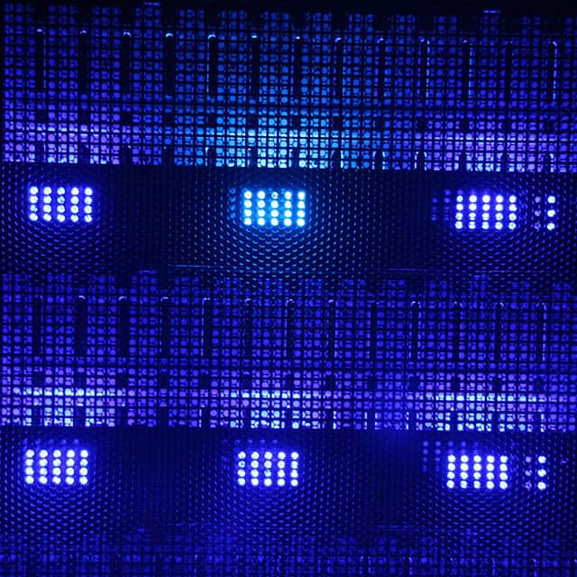 Motif numérique lumineux en bleu pour le site Cours NDRC.