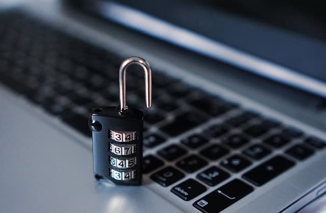 Cadenas de sécurité sur un clavier d'ordinateur portable.