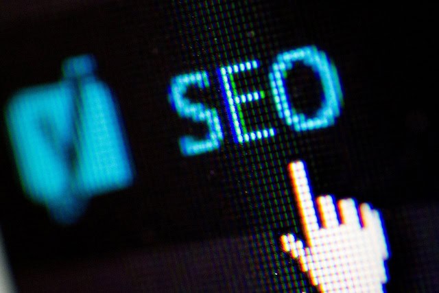 Icône SEO avec curseur cliquable sur un écran numérique.