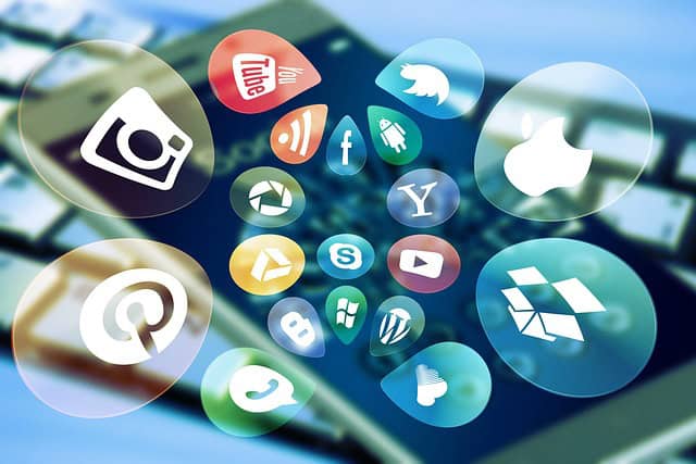 Icônes de réseaux sociaux et applications sur un fond flou d'écran de téléphone.