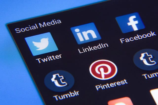 Icônes des réseaux sociaux Twitter, LinkedIn, Facebook, Tumblr et Pinterest.