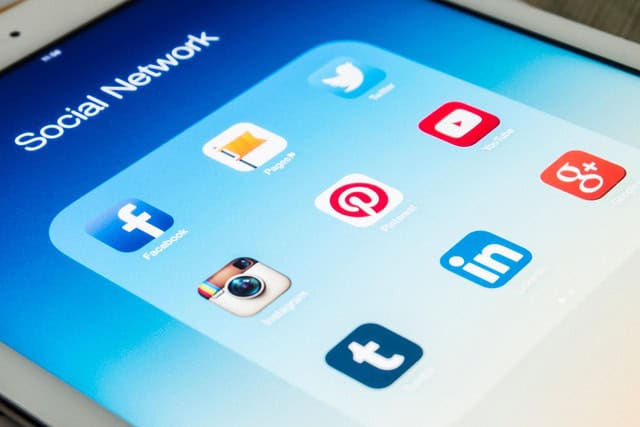 Icônes de réseaux sociaux sur un smartphone pour formation NDRC.