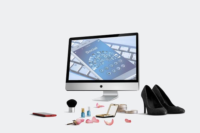 Accessoires de beauté et maquillage avec ordinateur et chaussures noires.