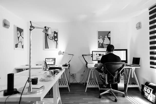 Espace de travail moderne pour formation NDRC avec ordinateurs et décoration contemporaine.