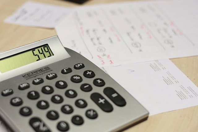Calculatrice et documents liés à la formation NDRC pour la gestion d'entreprise.
