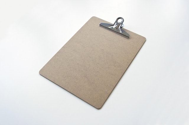 Panneau d'affichage en liège avec clip métallique pour notes.