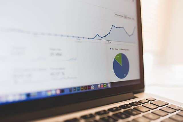 Graphique de performance et statistiques sur un ordinateur portable.