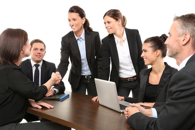 Réunion d'affaires avec des professionnels en discussion et échange d'idées.